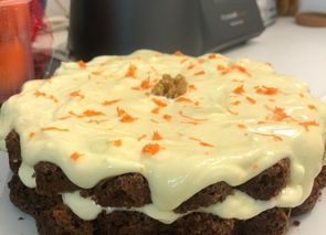 Tarta de zanahoria con frosting de chocolate blanco