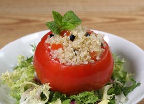 Tomates rellenos de quinoa