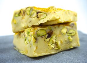 Turrón de chocolate blanco, pistacho y curry