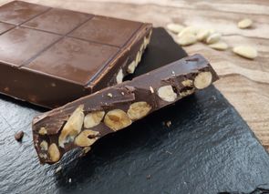 Turrón de chocolate con almendra