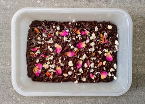 Turrón de chocolate con arroz y avellanas
