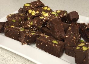 Turrón de chocolate con pistachos y quinoa tostada