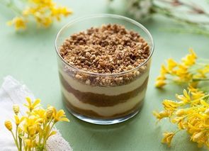 Vasitos de crema de chocolate blanco y queso con galleta speculoos
