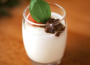 Vasitos de crema de queso manchego con tapenade y tomates cherry