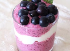 Vasitos de fresas con chía y yogur