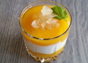 Vasitos de mango y yogur griego con granizado de hierbabuena