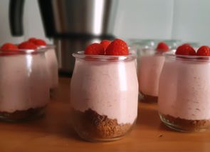 Vasitos de tarta de queso y frambuesas