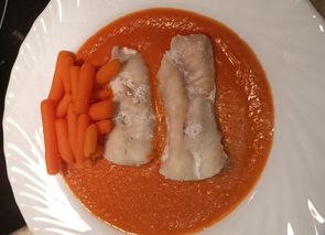 Ventresca de merluza y zanahorias baby al vapor con salsa de tomate