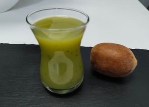 Zumo de kiwi con azúcar moreno