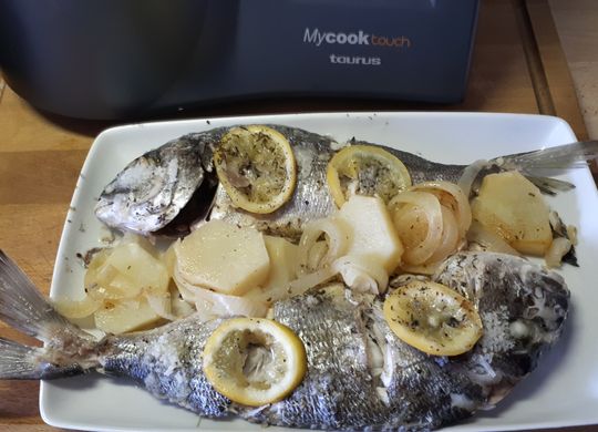 Doradas al vapor con limón y un toque de tomillo y acompañadas de cebolla y patatas