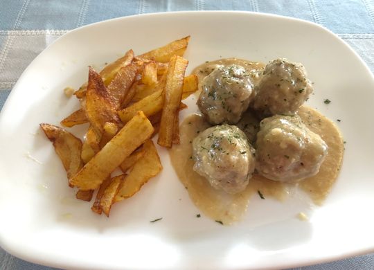 Albóndigas en salsa de almendras marcona
