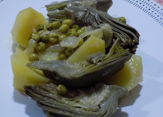Alcachofas con patatas y guisantes