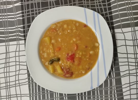 Alubias blancas con patatas y zanahorias