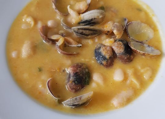 Alubias con almejas y limón