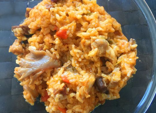 Arroz con pollo y verduras con un toque de chorizo