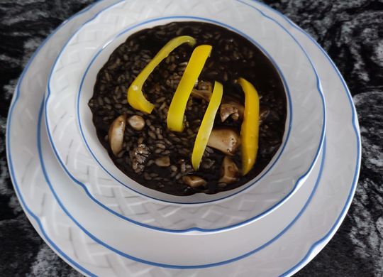 Arroz negro de sepia y pimientos amarillos