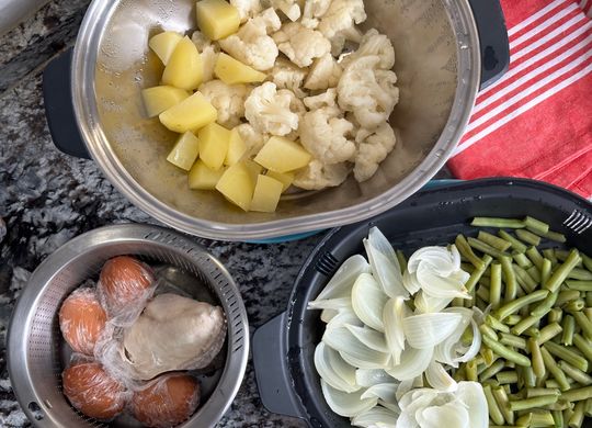 Batch cooking de cena ligera: coliflor, patata, judías verdes, cebolla, pollo y huevos