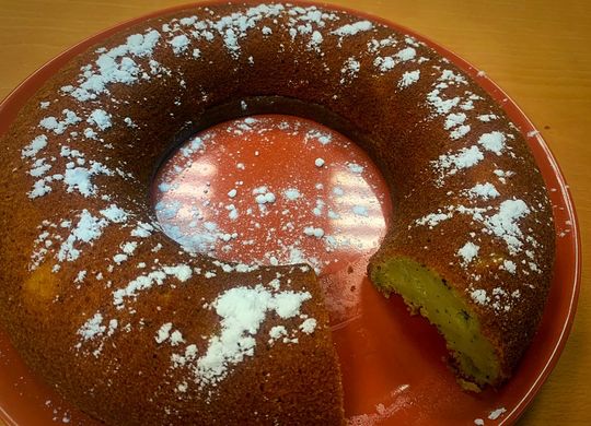 Bizcocho de kiwi con azúcar glas