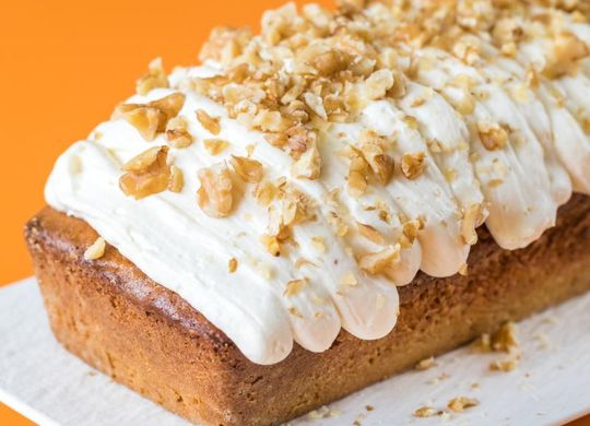 Bizcocho de zanahoria y cobertura de chocolate blanco