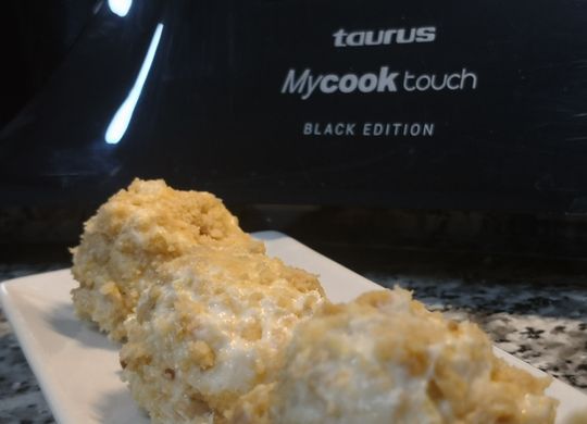 Bolas de mató, cacahuete y albaricoque