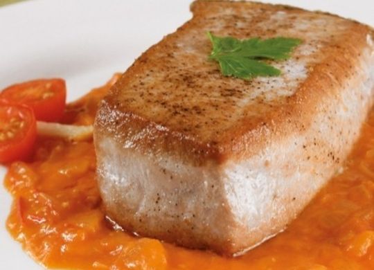 Bonito con sofrito de tomate y jengibre