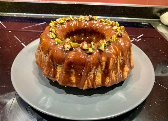 Bundt cake de aceite de oliva y pistachos