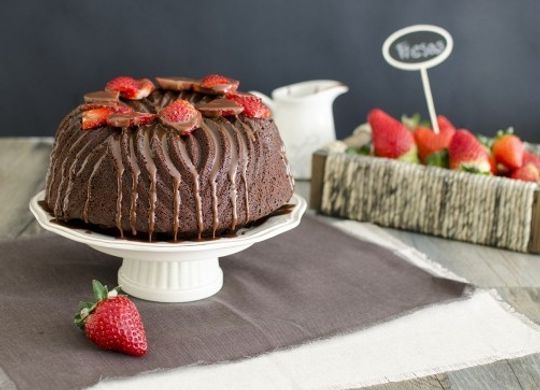 Bundt Cake de chocolate y fresas