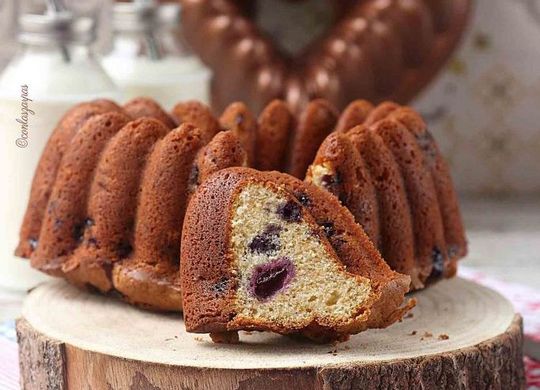 Bundt cake de yogur griego, limón y arándanos