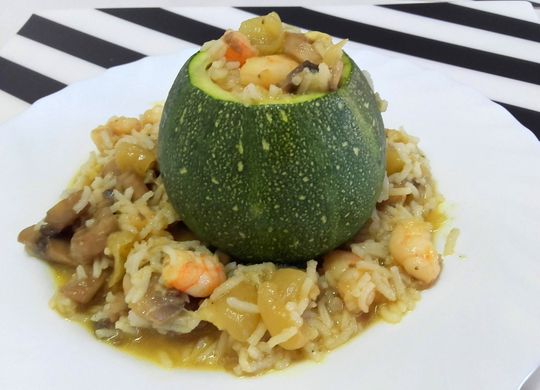Calabacín relleno de arroz y langostinos al curry