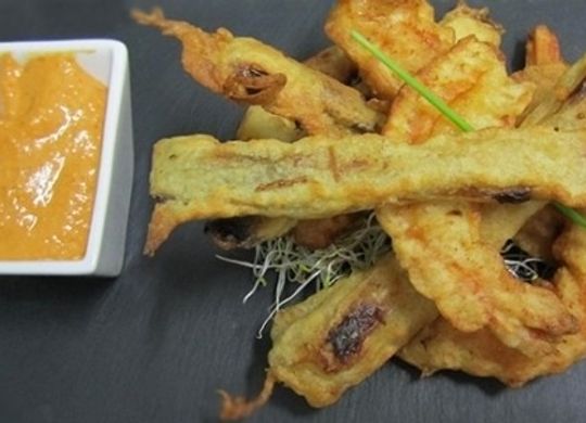 Calçots y gambas en gabardina de cerveza negra con salsa romescu