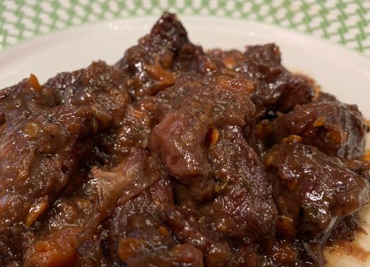 Carrillada al vino tinto y miel con aromas de hierbas