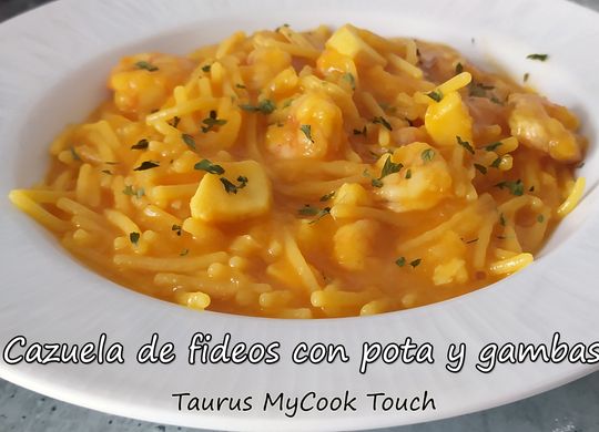 Cazuela de fideos con pota y gambas