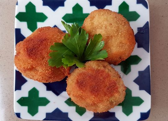 Champiñones rebozados rellenos de jamón y queso