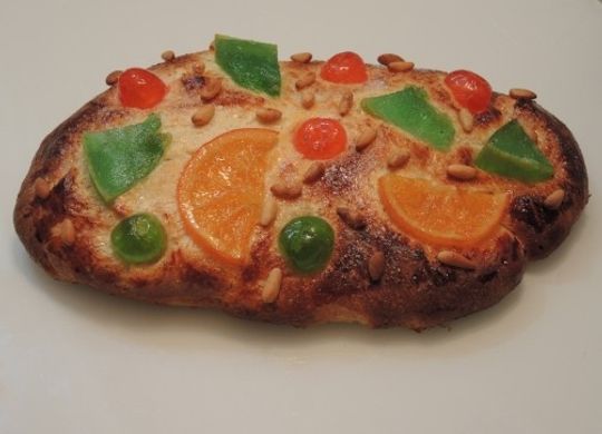 Coca de Sant Joan con fruta confitada