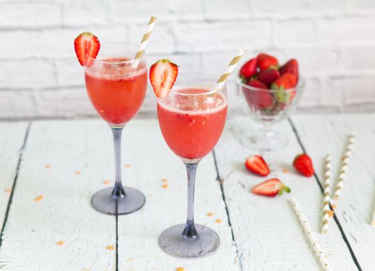Cóctel de champán y fresas