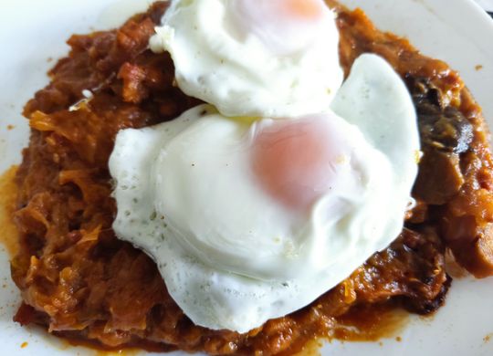 Col de invierno con huevo frito, setas y jamón
