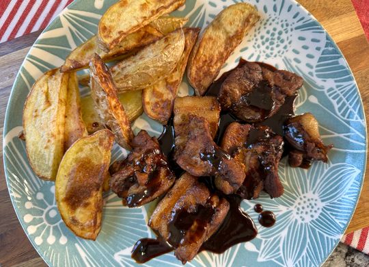 Costillas agridulces con patatas gajo fritas