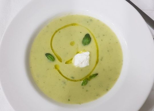 Crema de calabacín, albahaca y ricotta