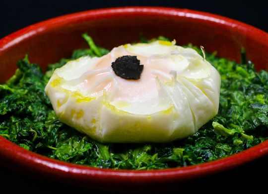Crema de espinacas con huevo poché y trufa
