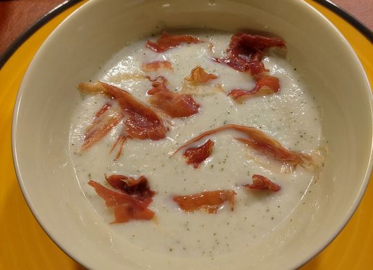 Crema de melón con jamón