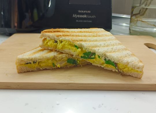 Crema de pollo al curry (sándwich)