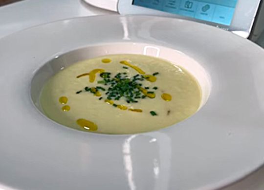 Crema o sopa fría de manzana y puerro