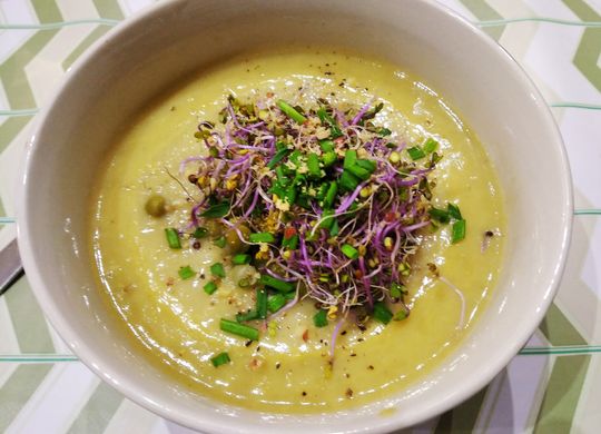 Crema vegana de puerro, calabacín y apio