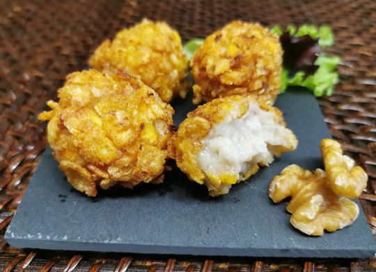 Croquetas de cabrales, pera y nueces