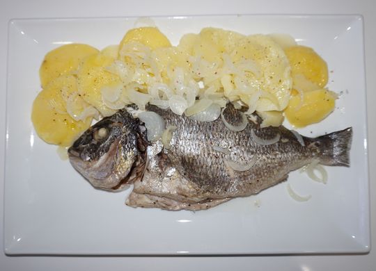 Dorada al vapor con patatas