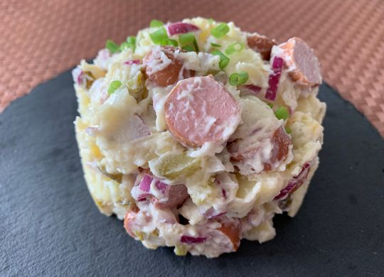 Ensalada alemana con patatas y salchichas