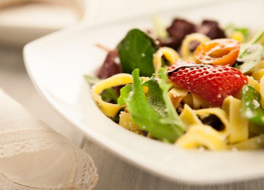 Ensalada de lechugas, pasta fresca, fresas y vinagreta de pistachos, miel y requesón