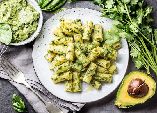 Ensalada de pasta con pesto de aguacate