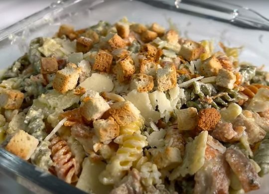 Ensalada de pasta con salsa césar de yogur