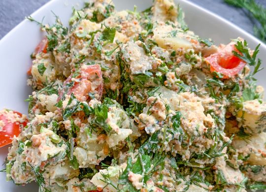 Ensalada de patata con hierbas frescas y un toque de limón